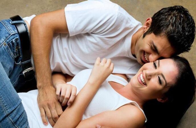 Muž se vzruší tím, že se dotkne dívky